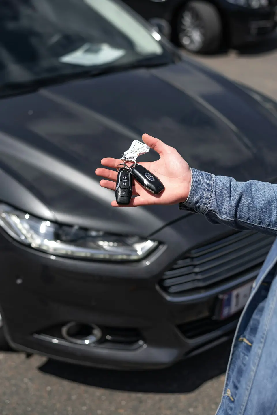 Hand mit Autoschlüssel – geschafft