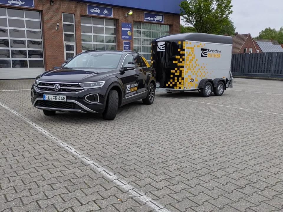 Fahrschulwagen der Fahrschule Rüther mit Anhänger-Gespann für Klasse BE