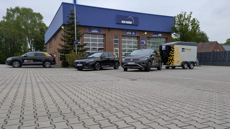 Fuhrpark der Fahrschule Rüther – gebrandete Fahrschulwagen und Anhänger nebeneinander aufgereiht