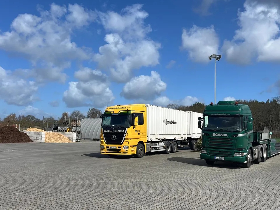 Schulungs-LKW Mercedes Actros der Fahrschule Rüther auf dem Hof